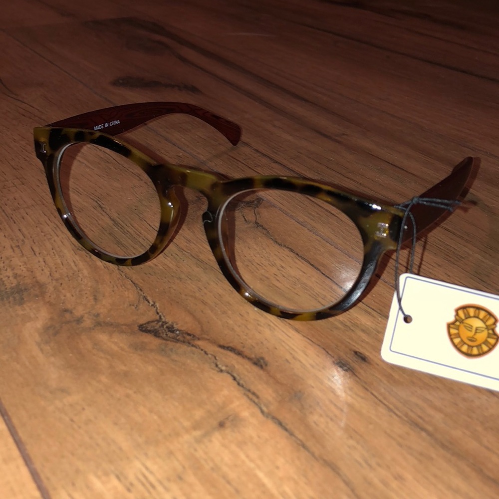 NWT 1.00 funky round reading glasses